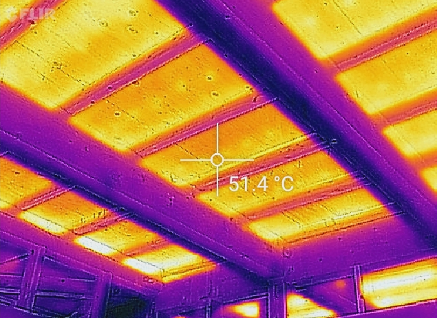一般社団法人住まいの屋根換気壁通気研究会 写真－１　屋根裏のサーモグラフィー